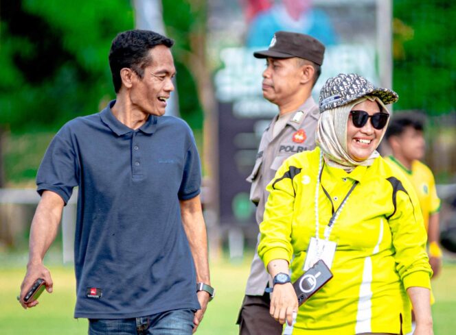 
					Anggota DPRD Donggala Hermin dan Firdaus terlihat berbincang santai saat menghadiri pembukaan Turnamen Sepak Bola Papa Idam Cup IV di Lapangan Mini Kabonga Utama, Minggu (16/11/25). FOTO: netiz.id (akib)