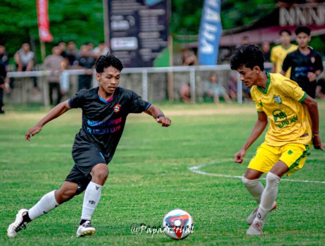 
					Duel pemain Bansel FC dan Tunas Kabonga FC saat berebut bola pada laga pembuka Papa Idam Cup IV di Lapangan Mini Kabonga Utama, Minggu (16/11/25). FOTO: netiz.id (akib)