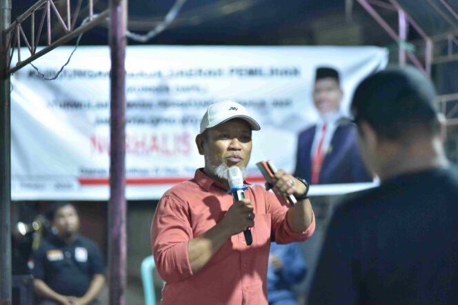 
					Anggota DPRD Kota Palu dari Fraksi PKS, Nurhalis Nur, saat melakukan Kunker Dapil di di Kelurahan Balaroa, Palu Barat, Jumat malam (28/11/25). FOTO: netiz.id (akib)