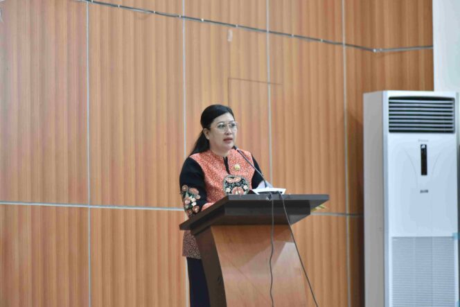 
					Ketua Panitia Khusus Pembahasan Raperda APBD Kota Palu, Ratna Mayasari Agan, menyampaikan laporan hasil kerja Pansus dalam Rapat Paripurna di Ruang Sidang Utama DPRD Kota Palu, Minggu (30/11/25). FOTO: netiz.id (akib)