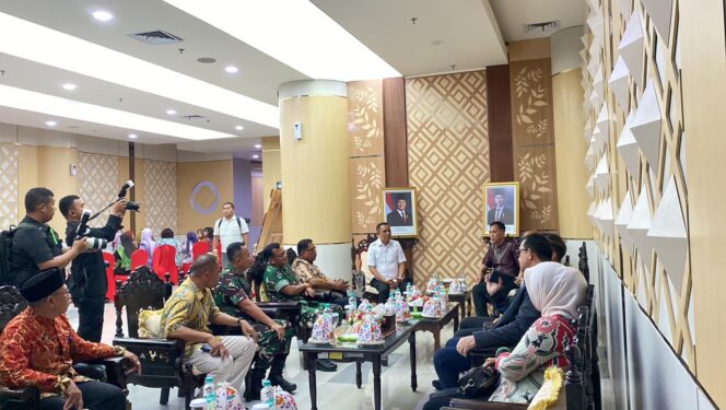 
					Wakil Ketua DPRD Provinsi Sulawesi Tengah, H. Ambo Dalle, bersama unsur Forkopimda Sulteng saat menyambut kedatangan Kapolda Sulteng Irjen Pol Dr. Endi Sutendi di ruang VIP Bandara Mutiara SIS Al-Jufrie Palu, Jumat (31/10/25). FOTO: istimewa