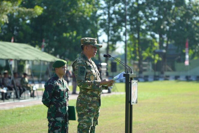 
					Gubernur Sulawesi Tengah, Dr. Anwar Hafid, bertindak sebagai inspektur upacara pada pembukaan Persami KKRI Triwulan IV Tahun 2025 di Markas Yonif 711 Raksatama Palu, Sabtu (01/11/25). FOTO: istimewa
