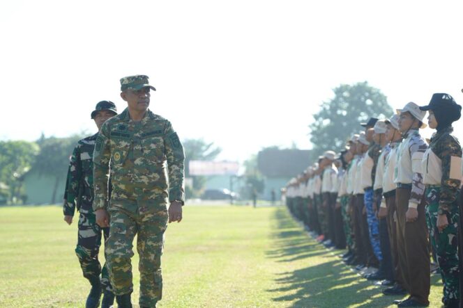 
					Gubernur Sulawesi Tengah, Dr. Anwar Hafid, memeriksa barisan peserta Perkemahan Sabtu Minggu (Persami) Korps Kadet Republik Indonesia (KKRI) Triwulan IV Tahun 2025 di Markas Yonif 711 Raksatama Palu, Sabtu (01/11/25). FOTO: istimewa