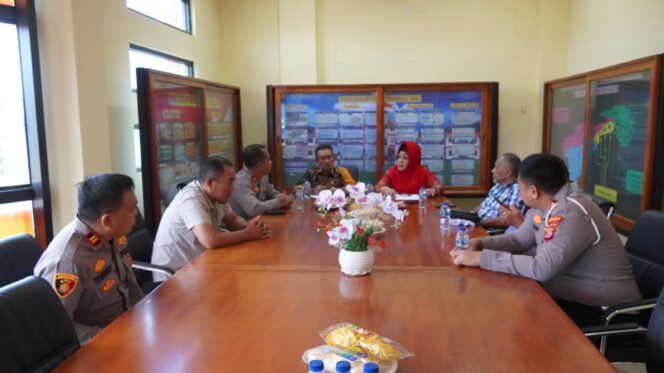 
					Ketua Bapemperda DPRD Provinsi Sulawesi Tengah, Sri Indraningsih Lalusu, bersama Wakil Ketua Komisi I Elisa Bunga Allo dan anggota Komisi I saat berdialog dengan jajaran Polres Banggai dalam kegiatan koordinasi dan komunikasi terkait tata kelola transportasi serta peningkatan pendapatan daerah, Jumat (31/10/25). FOTO: istimewa