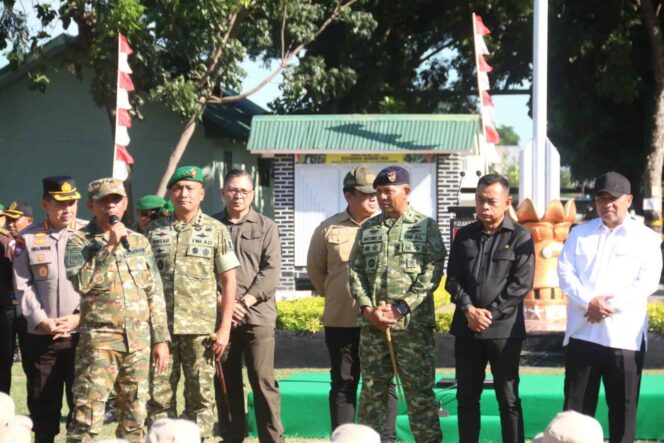 
					Anggota DPRD Provinsi Sulawesi Tengah, Henri Kusuma Muhidin (berpakaian hitam), bersama unsur Forkopimda Sulteng menghadiri pembukaan Perkemahan Sabtu Minggu (Persami) Korps Kadet Republik Indonesia (KKRI) Kodam XXIII/Palaka Wira di Markas Yonif 711 Raksatama, Kota Palu, Sabtu (01/11/25). FOTO: istimewa