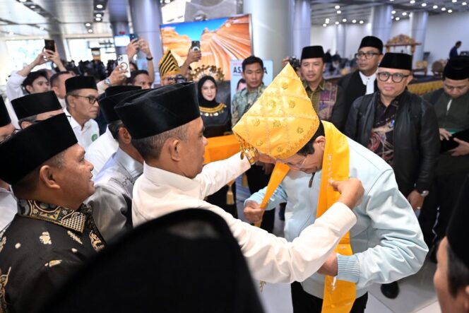 
					Gubernur Sulawesi Tengah, Dr. H. Anwar Hafid, M.Si., mengenakan Siga penutup kepala adat suku Kaili kepada Menteri Agama RI, Prof. Dr. KH. Nasaruddin Umar, M.A., sebagai simbol penghormatan dan penyambutan di Bandara Internasional Mutiara SI (02/11/25)S Al-Jufri Palu, Minggu