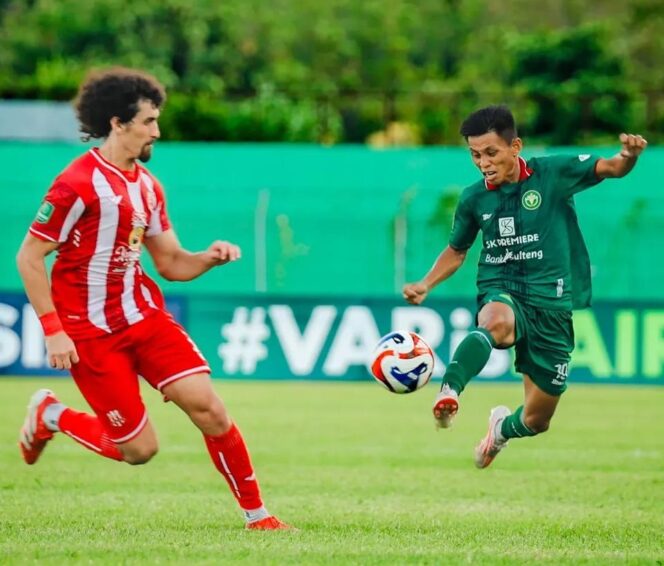 
					Pemain Persipal FC berusaha melewati pemain Deltras SIdoarjo dalam lanjutan Pegadaian Championship pada pekan ke-8  2025/2026 di Stadion Gawalise Palu, Sabtu (01/11/25). FOTO: Official Persipal FC