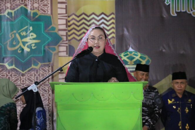 
					Bupati Donggala, Vera Elena Laruni, saat menyampaikan sambutan pada penutupan Musabaqah Tilawatil Qur’an (MTQ) ke-40 Tingkat Kabupaten Donggala Tahun 2025 di Desa Wani I, Kecamatan Tanantovea, Sabtu malam (01/11/25). FOTO: istimewa