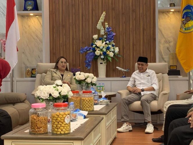 
					Wakil Ketua I DPRD Provinsi Sulawesi Tengah, Aristan, berbincang dengan Bupati Donggala, Vera Elena Laruni, saat kunjungan ke Pemerintah Kabupaten Donggala, Kamis (30/10/25). FOTO: istimewa