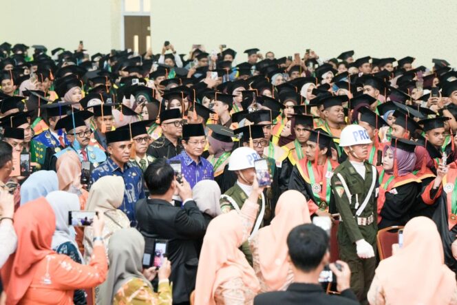 
					Menteri Agama Republik Indonesia, Prof. Dr. H. Nasaruddin Umar, dan Gubernur Sulawesi Tengah, Dr. H. Anwar Hafid, M.Si., bersama civitas akademika Universitas Islam Negeri (UIN) Datokarama Palu menghadiri Wisuda ke-45 di Auditorium UIN Datokarama, Minggu (02/11/25). FOTO: istimewa
