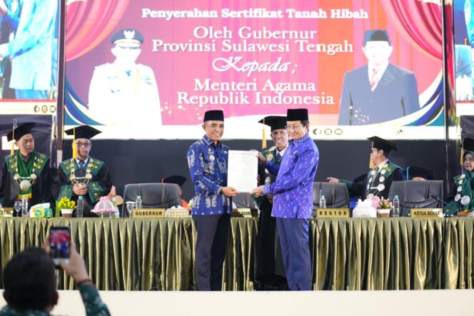 
					Gubernur Sulawesi Tengah, Dr. H. Anwar Hafid, M.Si., menyerahkan sertifikat hibah tanah kepada Menteri Agama Republik Indonesia, Prof. Dr. H. Nasaruddin Umar, sebagai bentuk dukungan terhadap pengembangan UIN Datokarama Palu, Minggu (02/11/25). FOTO: istimewa