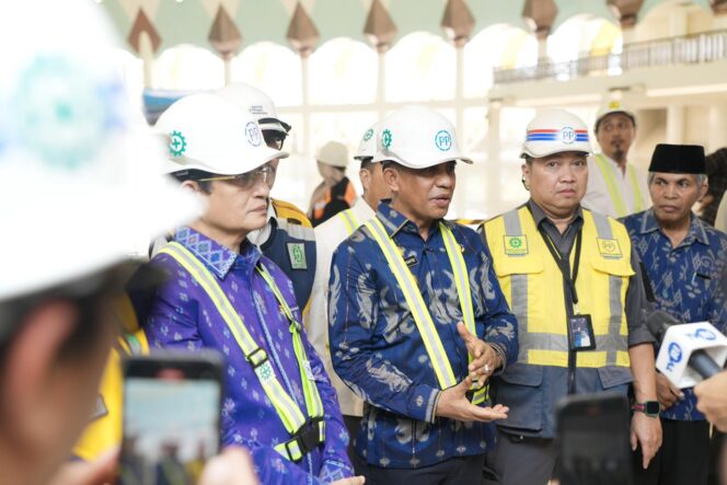 
					Gubernur Sulawesi Tengah, Dr. H. Anwar Hafid, berdiskusi dengan Menteri Agama RI, Prof. Dr. H. Nasaruddin Umar, saat meninjau progres pembangunan Masjid Raya Baitul Khairaat Palu, Minggu (02/11/25). FOTO: istimewa