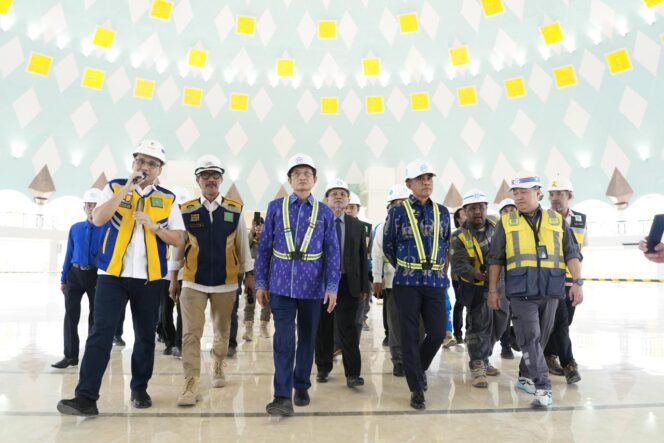 
					Menteri Agama RI Prof. Dr. H. Nasaruddin Umar (tengah) meninjau progres pembangunan Masjid Raya Baitul Khairaat Palu, Minggu (02/11/25). FOTO: istimewa