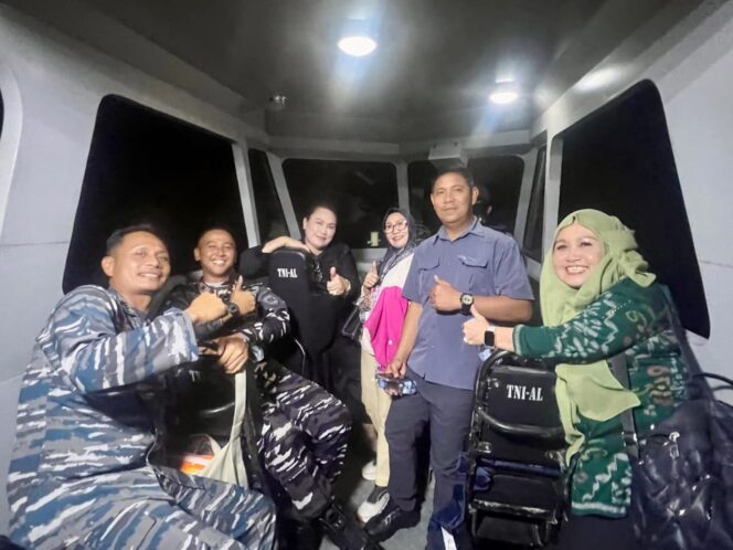 
					Bupati Donggala, Vera Elena Laruni (tengah, berpakaian hitam bertuliskan TNI AL), bersama personel Posal Donggala dan jajaran Pemkab Donggala di atas Kapal Patroli Keamanan Laut (Patkamla) Trimaran, Sabtu malam (01/11/25). FOTO: istimewa