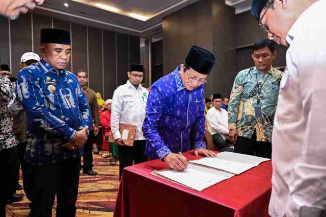 
					Menteri Agama RI, Prof. Dr. KH. Nasaruddin Umar, MA., menandatangani berita acara pelantikan Pimpinan Wilayah IPIM Sulawesi Tengah disaksikan Gubernur Sulawesi Tengah, Dr. H. Anwar Hafid, M.Si., di Hotel Best Western Plus Coco Palu, Minggu (02/11/25). FOTO: istimewa