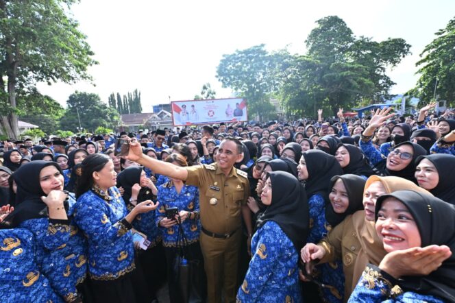 
					Gubernur Sulawesi Tengah, Dr. H. Anwar Hafid, M.Si, berswafoto bersama ratusan tenaga honorer yang baru menerima SK Pengangkatan PPPK Tahap II Tahun 2024 di Halaman Pogombo, Kantor Gubernur Sulteng, Senin (03/11/25). FOTO: istimewa