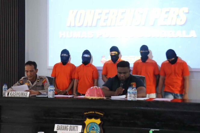 
					Kasi Humas Polres Donggala Ipda Andi Marjianto didampingi Kanit II Satresnarkoba Ipda Willem Philips Rumbio saat memaparkan kasus peredaran sabu di Desa Batusuya Go’o, Kecamatan Sindue Tombusabora, dalam konferensi pers di Aula Yeri Mawentiwalo Polres Donggala, Selasa (04/11/25). FOTO: Humas Polres Donggala 