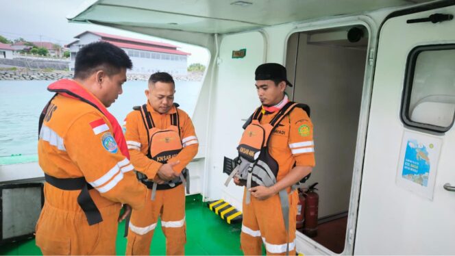 
					Tiga personel Tim SAR Kantor Pencarian dan Pertolongan Palu berdoa bersama sebelum berangkat melakukan operasi pencarian nelayan yang dilaporkan hilang di perairan Desa Batusuya, Kecamatan Sindue, Kabupaten Donggala, Selasa (04/11/25). FOTO: istimewa