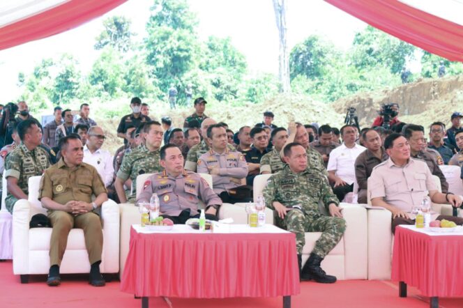 
					Menteri Pertahanan RI Sjafrie Sjamsoeddin didampingi Gubernur Sulawesi Tengah Anwar Hafid dan jajaran TNI meninjau langsung lokasi penertiban tambang ilegal di kawasan PT Bumi Morowali Utama, Kabupaten Morowali, Selasa (04/11/25). FOTO: istimewa