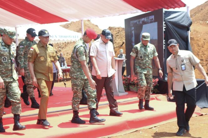 
					Menteri Pertahanan RI Sjafrie Sjamsoeddin (kanan) bersama Kapolri Jenderal Listyo Sigit Prabowo, Panglima TNI Jenderal Agus Subiyanto, Jaksa Agung ST Burhanuddin, dan Gubernur Sulawesi Tengah Anwar Hafid saat menghadiri kegiatan penertiban aktivitas pertambangan tanpa izin di wilayah PT Bumi Morowali Utama, Selasa (04/11/25). FOTO: istimewa