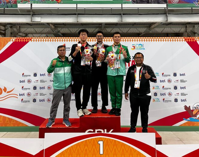 
					Perenang Sulawesi Tengah, Alex Adrian (kedua dari kiri), menerima medali perak usai finis di posisi kedua nomor 100 meter gaya kupu putra pada ajang Pekan Olahraga Pelajar Nasional (Popnas) XVII 2025 di Jakarta, Selasa (04/11/25). FOTO: CLG