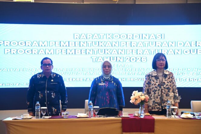 
					Sekretaris Daerah Provinsi Sulawesi Tengah, Dra. Novalina, M.M., bersama Direktur Produk Hukum Daerah Ditjen Otonomi Daerah, Dra. Imelda, M.A.P., dan Kepala Biro Hukum Setda Provinsi Sulteng, Dr. Adiman, S.H., M.Si., berfoto bersama usai membuka Rakor Propemperda dan Propempergub Tahun 2026 di Swiss-Belhotel Palu, Kamis (06/11/25). FOTO: istimewa