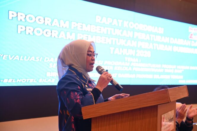 
					Sekretaris Daerah Provinsi Sulawesi Tengah, Dra. Novalina, M.M., mewakili Gubernur membuka Rapat Koordinasi Program Pembentukan Peraturan Daerah (Propemperda) dan Program Pembentukan Peraturan Gubernur (Propempergub) Tahun 2026 di Swiss-Belhotel Palu, Kamis (06/11/25). FOTO: istimewa