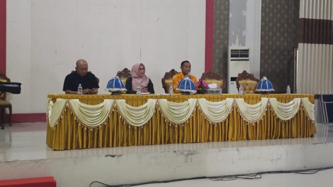 
					Anggota Komisi II DPRD Provinsi Sulawesi Tengah, Dr. Hj. Vera R. Mastura, bersama pejabat Dinas Ketahanan Pangan Kabupaten Banggai saat memimpin sesi pembahasan mengenai distribusi pangan dan penguatan lumbung pangan masyarakat dalam kunjungan kerja Korkom, Jumat (31/10/25). FOTO: istimewa