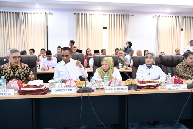 
					Ketua Komisi II DPRD Sulawesi Tengah, Yus Mangun (kiri), menghadiri rapat koordinasi bersama Gubernur, Wakil Gubernur, dan Sekda Sulawesi Tengah serta Anggota Banggar DPR RI di Ruang Polibu, Kantor Gubernur Sulawesi Tengah, Rabu (05/11/25). FOTO: istimewa