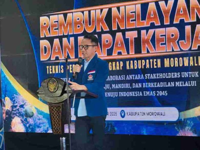 
					Ketua DPD Himpunan Nelayan Seluruh Indonesia (HNSI) Provinsi Sulawesi Tengah, Syarifudin Hafid, menyampaikan arahan pada Rembuk Nelayan dan Rapat Kerja Teknis Perikanan Tangkap Kabupaten Morowali yang digelar di Desa Fatufia, Kecamatan Bahodopi, Kamis (06/11/25). FOTO: istimewa