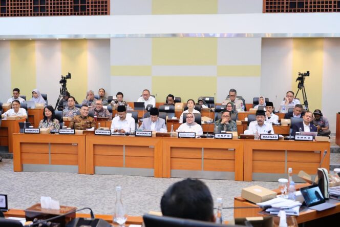 
					Para perwakilan kementerian dan lembaga, termasuk Kementerian ATR/BPN, BNPB, BMKG, Kemenag, Kemen PPPA, dan Kemensos RI, menghadiri Rapat Kerja dan RDP Tim Pengawas Penanganan Bencana DPR RI di Gedung Nusantara II, Jakarta. FOTO: istimewa