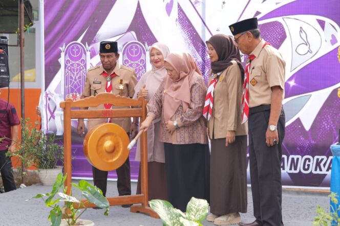 
					Wakil Gubernur Sulawesi Tengah didampingi jajaran Gerakan Pramuka memukul gong sebagai tanda dimulainya Purple Scout Event V Tahun 2025 di SMP Negeri 5 Palu. FOTO: istimewa