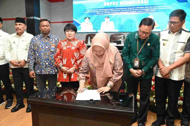 
					Wagub Sulteng, Reny Lamadjido menandatangani Berita Acara Forum Konsultasi Publik Rancangan Peraturan Gubernur tentang RPKD pada rangkaian Rakor TKPKD di Bappeda Provinsi Sulawesi Tengah, Jum'at (07/11/25). FOTO: sitimewa