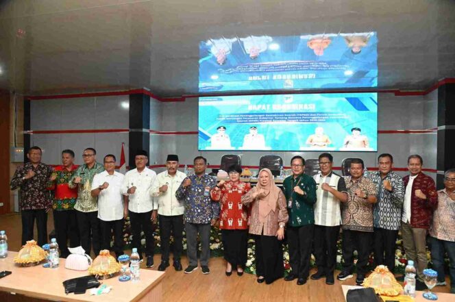 
					Para peserta Rakor TKPKD dan Forum Konsultasi Publik RPKD 2025–2029 berpose bersama Wakil Gubernur Sulteng, Reny Lamadjido usai pembukaan kegiatan di Ruang Rapat Nagana Bappeda Provinsi Sulawesi Tengah, Jum'at (07/11/25). FOTO: istimewa