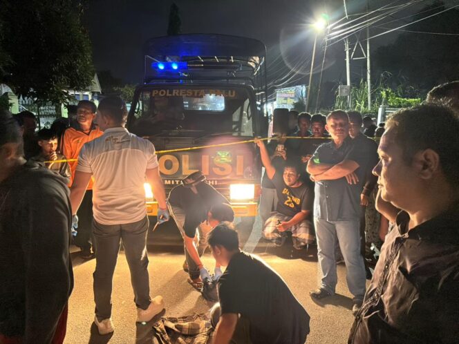 
					Petugas Polresta Palu melakukan olah tempat kejadian perkara (TKP) kasus penganiayaan yang menewaskan seorang warga di Jalan Munif Rahman, Kelurahan Kabonena, Kecamatan Ulujadi, Jumat malam (07/11/25). FOTO: Humas Polresta Palu