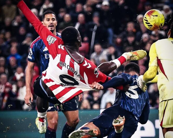 
					Brian Brobbey melepaskan tendangan penentu di tengah kepungan pemain Arsenal dalam laga penuh intensitas di Stadium of Light. FOTO: (IG) Sunderland