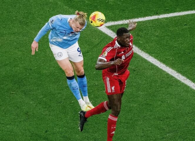 
					Pemain Manchester City, Erlind Haaland  dan pemain Liverpool berebut bola udara dalam duel sengit pada laga Premier League di Etihad Stadium. FOTO: (IG) Mancity