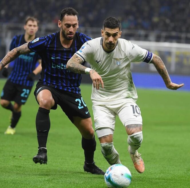 
					Gelandang Intermilan, Hakan Calhanoglu duel bersama pemain Lazio. FOTO: (IG) Official Lazio.