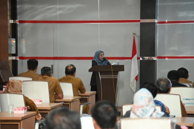 
					Wakil Gubernur Sulawesi Tengah, dr. Reny A. Lamadjido, menyampaikan sambutan sekaligus membuka kegiatan Diskusi Harmonisasi dan Kolaborasi Kemitraan Multipihak yang dirangkaikan dengan Launching Aplikasi Berani Kompak Tahun 2025 di Ruang Rapat Nagana Bappeda Sulteng. FOTO: istimewa
