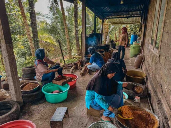 
					Para perajin gula semut di Desa Hargorejo, Kapanewon Kokap, Kulon Progo, tengah mengolah nira menjadi gula semut. FOTO: istimewa