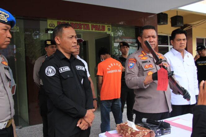 
					Kapolresta Palu, Kombes Pol Deny Abrahams bersama jajarannya menunjukkan barang bukti berupa parang panjang yang digunakan dalam kasus pembunuhan di Jalan Munif Rahman I, saat konferensi pers di Mapolresta Palu. FOTO: Humas Polresta Palu 