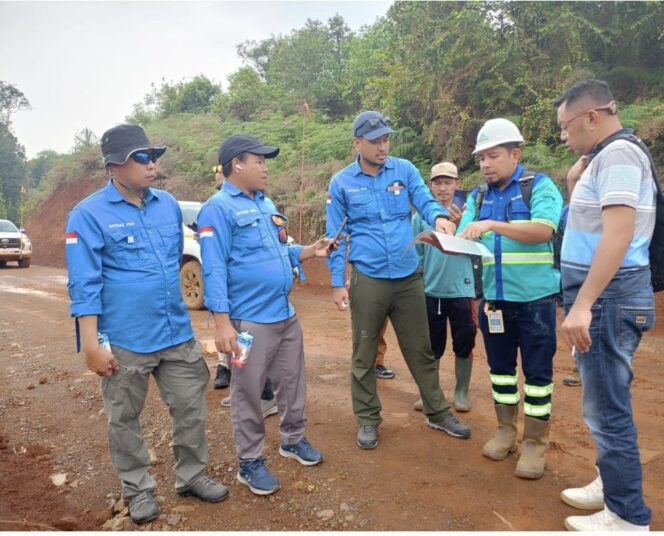 
					Satgas Penyelesaian Konflik Agraria (PKA) Sulteng bersama perwakilan PT Hengjaya Mineralindo meninjau langsung lokasi sengketa lahan di Desa Lafeu, Kecamatan Bungku Pesisir, Morowali. FOTO: istimewa