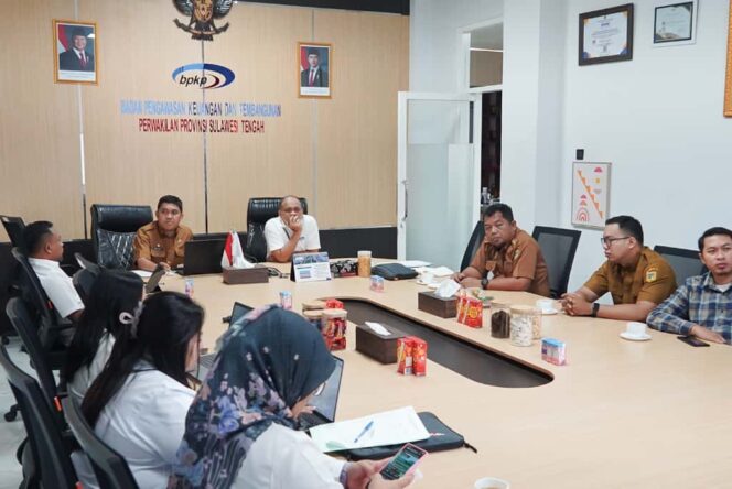 
					Plt Kadis Diskominfosantik Sulteng, Wahyu Agus Pratama, bersama jajaran saat memaparkan Program “Berani Berdering” kepada Kepala BPKP Perwakilan Sulawesi Tengah di ruang rapat BPKP Sulteng, Selasa (11/11/25). FOTO: istimewa