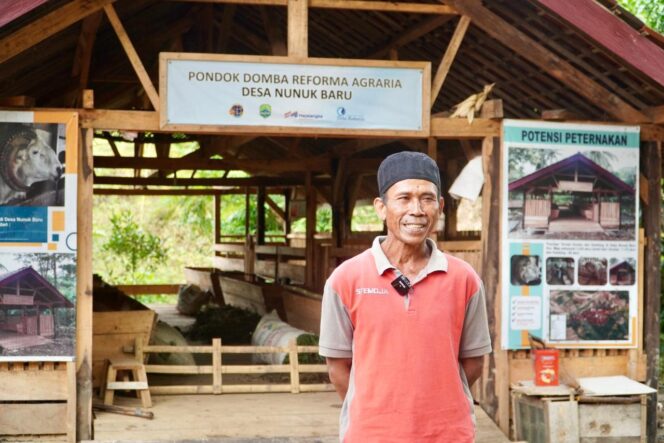 
					Karjoyo, pengelola Pondok Domba Reforma Agraria Desa Nunuk Baru, Kabupaten Majalengka, berdiri di depan kandang ternak yang menjadi pusat kegiatan ekonomi warga. FOTO: istimewa