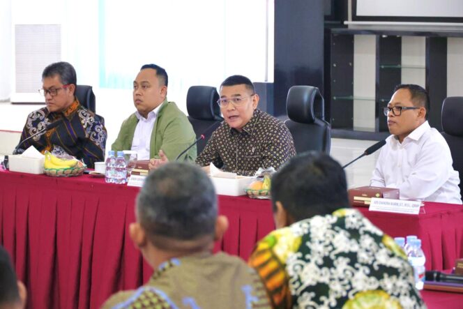 
					Wakil Menteri Agraria dan Tata Ruang/Wakil Kepala Badan Pertanahan Nasional (Wamen ATR/Waka BPN) Ossy Dermawan (kedua kanan) memberikan arahan kepada jajaran Kanwil BPN Kalimantan Timur dan Kalimantan Utara dalam kunjungan kerja di Kantor Pertanahan Kota Balikpapan, Rabu (12/11/25). FOTO: istimewa