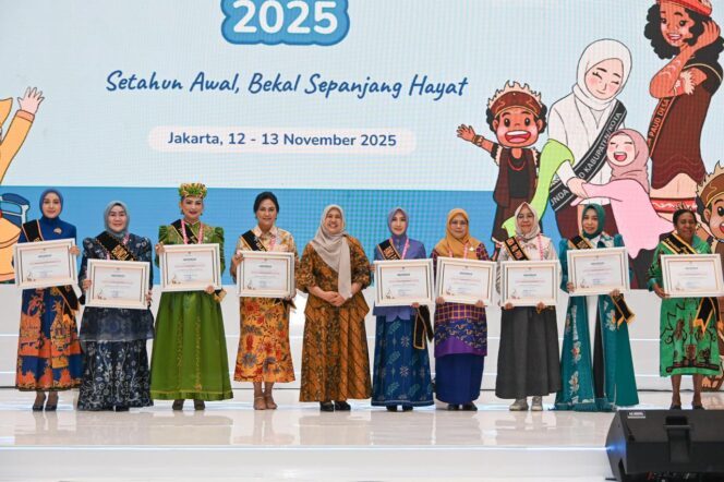 
					Bunda PAUD Provinsi Sulawesi Tengah, Ir. Sry Nirwanti Bahasoan (keempat dari kiri), menerima Penghargaan Apresiasi Bunda PAUD Tingkat Nasional Tahun 2025 dari Kemendikbudristek di Ballroom Hotel The Sultan, Jakarta, Rabu (12/11/25). FOTO: istimewa