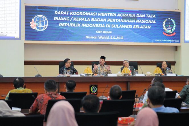 
					Menteri Agraria dan Tata Ruang/Kepala Badan Pertanahan Nasional (ATR/BPN), Nusron Wahid (kedua dari kanan), memimpin Rapat Koordinasi bersama kepala daerah se-Provinsi Sulawesi Selatan, di Kantor Gubernur Sulsel, Kamis (13/11/25). FOTO: istimewa