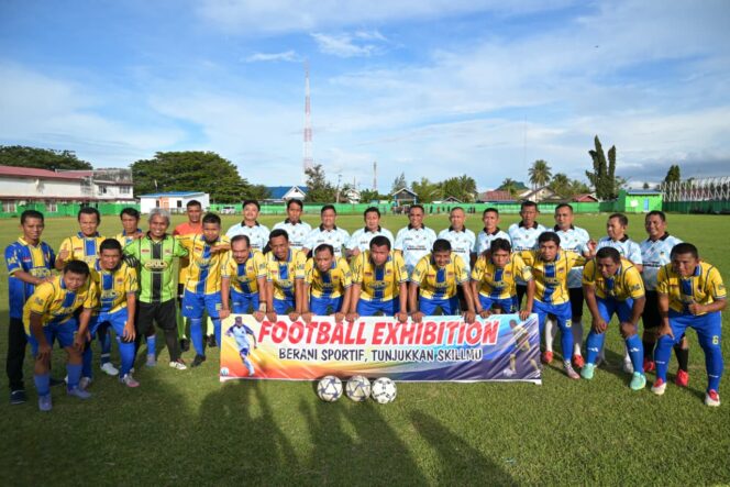 
					Gubernur Sulawesi Tengah, Dr. H. Anwar Hafid, dan Bupati Tojo Una-Una, Ilham Lawidu, berfoto bersama para pemain Berani FC dan Skill Touna FC sebelum laga sepak bola persahabatan di Lapangan Stamina, Ampana, Kamis (13/11/25). FOTO: istimewa