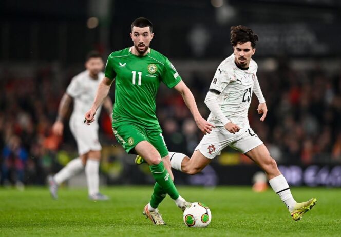 
					Pemain Irlandia berusaha melewati hadangan pemain Portugal dalam laga Kualifikasi Piala Dunia 2026 Zona Eropa Grup F di Aviva Stadium, Dublin, Jumat (14/11/25). FOTO: (IG) Irelandfootball