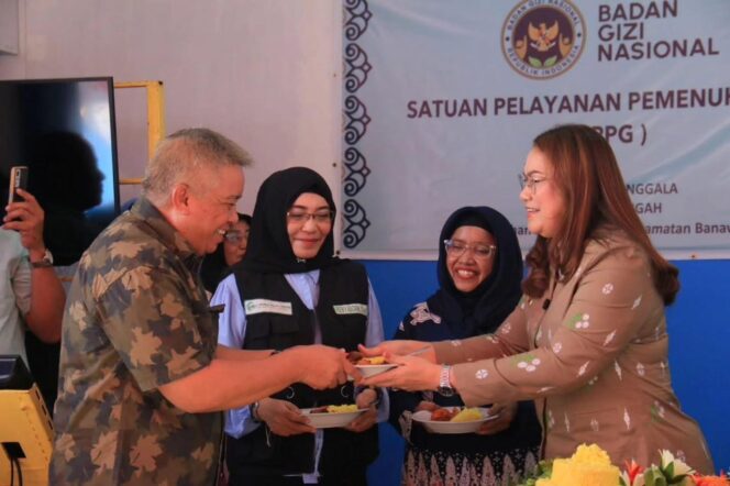 
					Bupati Donggala Vera Elena Laruni bersama jajaran OPD menyerahkan hidangan simbolis kepada Kadis Ketapang, Muhammad Fahri saat launching Satuan Pelayanan Pemenuhan Gizi (SPPG) di Kelurahan Kabonga Besar, Kecamatan Banawa, Jumat (14/11/25). FOTO: istimewa